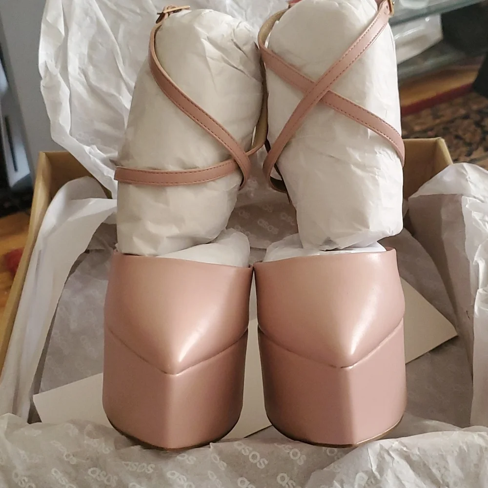 NWT Pointed Platform Heels